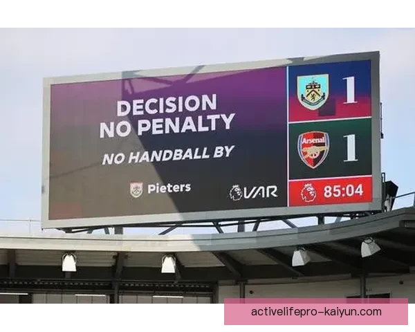 萨卡与球迷亲密互动提升球队凝聚力，成为球迷热议话题