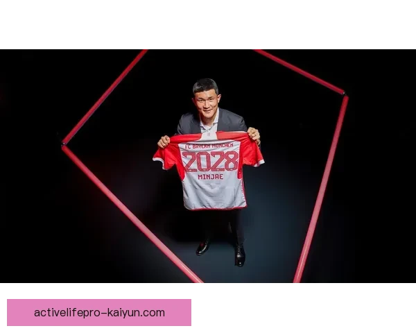 金玟哉在球队更衣室中展现领袖角色，状态持续提升备受期待。